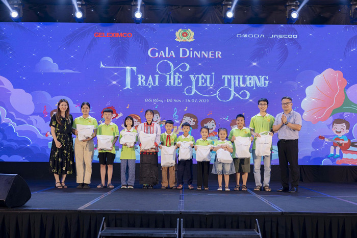 Đại diện Công ty Cổ phần Ô tô GEL-O&J trao quà cho các bạn nhỏ trong đêm Gala Dinner. anh-10-1.jpg