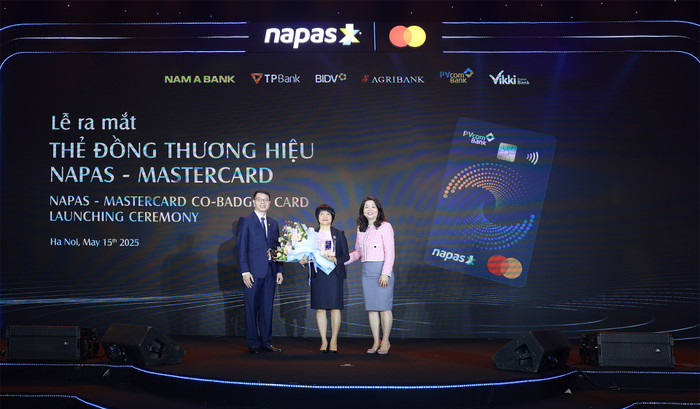 PVcomBank là một trong những ngân hàng đầu tiên ra mắt dòng thẻ đồng thương hiệu NAPAS và Mastercard. anh-minh-hoa-01-6.jpg