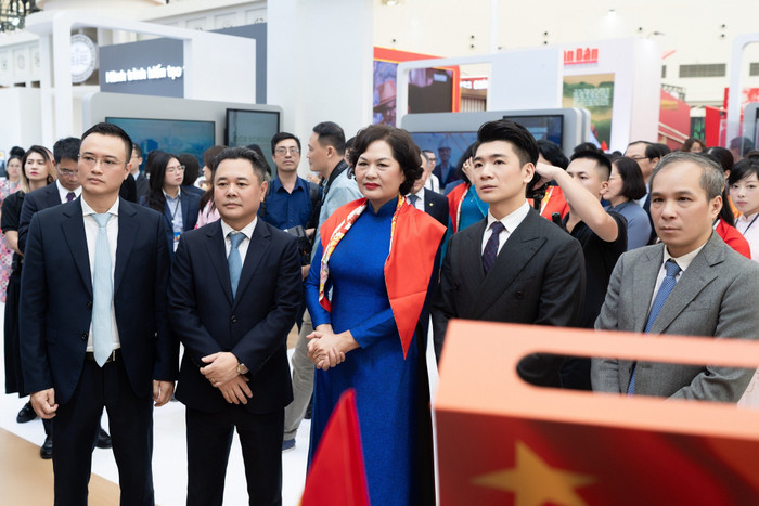 SHB giới thiệu tới các đại biểu giải pháp thanh toán tích hợp được “may đo” cho các đơn vị hành chính sự nghiệp tại triển lãm. anh-5.jpg