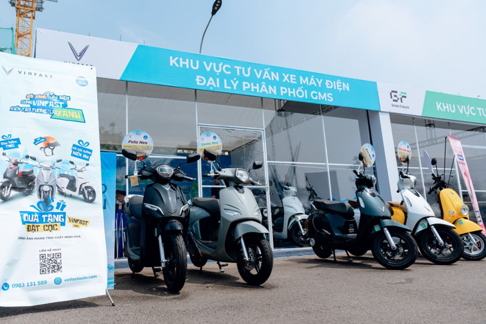 Khách hàng có thể trải nghiệm, đặt cọc các dòng xe máy điện VinFast với chính sách trả góp ưu đãi. 8.jpg