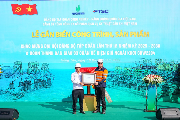 Đại diện Chủ đầu tư Orsted trao Giấy chứng nhận hoàn thành công trình cho đại diện PTSC. anh-5-16.jpg