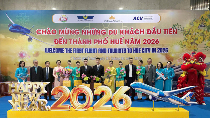 32-to-bay-cua-vietnam-airlines-trong-chuyen-bay-dau-tien-nam-2026-ha-canh-xuong-cang-hkqt-phu-bai-duoc-tang-hoa-chao-mung.jpg