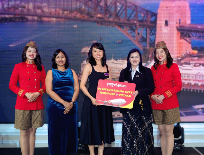Vietjet trao tặng nhiều phần quà khích lệ những sáng kiến trao quyền cho phụ nữ tại Hội nghị. photo-4-5.jpg