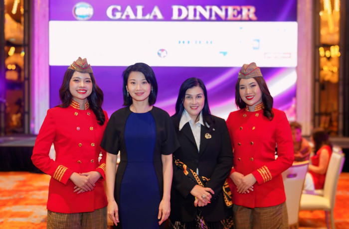 Bà Hồ Ngọc Yến Phương – Thành viên Hội đồng quản trị, Phó Tổng Giám đốc Tài chính Vietjet (thứ 2 từ phải sang) và Bộ trưởng cấp cao Singapore Sun Xueling (thứ hai từ trái sang) tham dự Hội nghị Phụ nữ Hàng không Thế giới 2025 tại Singapore. photo-1-20.jpg