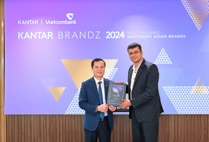 Đại diện Vietcombank, ông Lê Hoàng Tùng - Phó Tổng Giám đốc (bên trái) nhận chứng nhận “Top 30 thương hiệu giá trị nhất Đông Nam Á” từ đại diện Kantar, ông Sumit Kamra - Giám đốc Phát triển Chiến lược Kantar Insights. giai-thuong-top-30-sea-cua-kantar.jpg