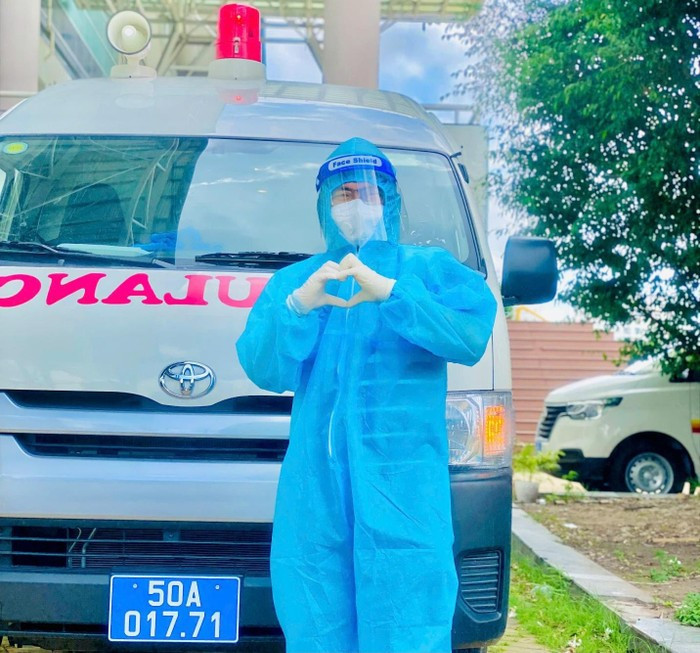 Hình ảnh thầy Nguyễn Hoài Linh tham gia tình nguyện viên lái xe cấp cứu của Trung tâm Cấp cứu 115 phòng, chống dịch Covid-19 tại Thành phố Hồ Chí Minh. thayhoailinh3.jpg