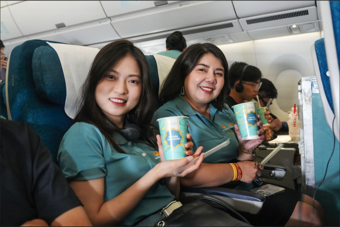 Hành khách hào hứng với những phần quà trên chuyến bay đặc biệt. 6-hanh-khach-hao-hung-voi-nhung-phan-qua-tren-chuyen-bay-dac-biet.jpg