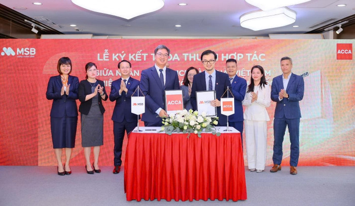 Ông Nguyễn Hoàng Linh – Tổng Giám đốc MSB và ông Tô Quốc Hưng – Giám đốc Quốc gia ACCA Việt Nam ký kết hợp tác chiến lược. Ông Nguyễn Hoàng Linh – Tổng Giám đốc MSB và ông Tô Quốc Hưng – Giám đốc Quốc gia ACCA Việt Nam ký kết hợp tác chiến lược.