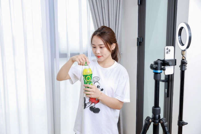 Làm thêm giúp sinh viên tự lập và trải nghiệm, nhưng cũng dễ căng thẳng. Một chai Trà Xanh Không Độ mát lạnh là “bí kíp” để họ giải nhiệt, giữ tinh thần sảng khoái mỗi ngày. Làm thêm giúp sinh viên tự lập và trải nghiệm, nhưng cũng dễ căng thẳng. Một chai Trà Xanh Không Độ mát lạnh là “bí kíp” để họ giải nhiệt, giữ tinh thần sảng khoái mỗi ngày.