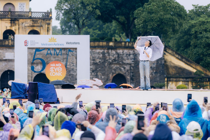 Khi concert 5AM chính thức bùng nổ, dàn nghệ sĩ đình đám SpaceSpeakers gồm: SOOBIN, Binz, Rhymastic, Cường Seven và APJ, cùng các khách mời đặc biệt như Hà Lê, TUIMI, Nguyễn Hùng, HAKIEM và NOMOVODKA… đã biến buổi sáng tại Hoàng Thành Thăng Long thành một bữa tiệc âm nhạc mãn nhãn. Những giai điệu đầy cảm xúc hòa quyện với ánh bình minh, vẽ nên một bức tranh nghệ thuật sống động và rực rỡ. anh-4.jpg