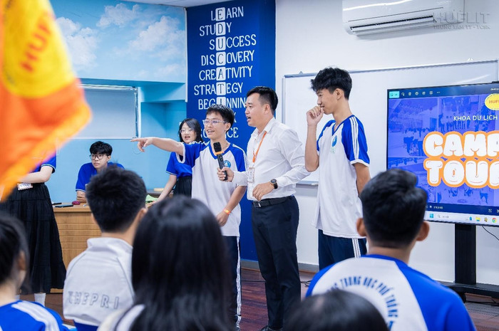 Học sinh trung học phổ thông hào hứng tham gia trải nghiệm các lớp học đặc biệt tại chương trình HUFLIT Campus Tour. Học sinh trung học phổ thông hào hứng tham gia trải nghiệm các lớp học đặc biệt tại chương trình HUFLIT Campus Tour.