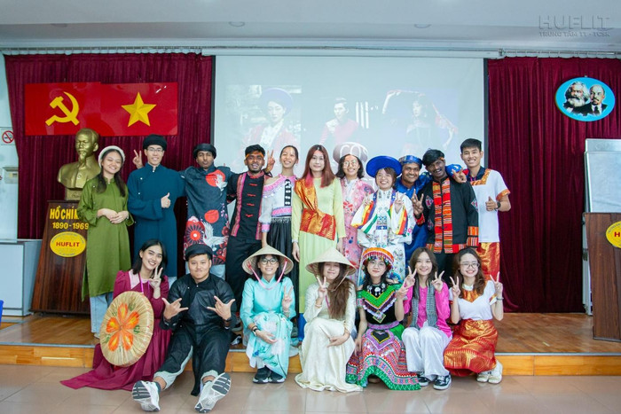 Sinh viên trải nghiệm môi trường đa văn hóa tại HUFLIT thông qua nhiều hoạt động giao lưu học thuật. Sinh viên trải nghiệm môi trường đa văn hóa tại HUFLIT thông qua nhiều hoạt động giao lưu học thuật.