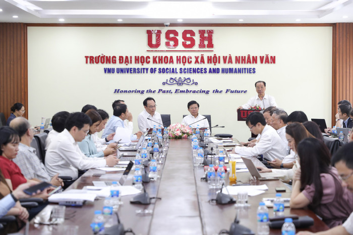 Giáo sư, Tiến sĩ Phùng Hữu Phú - Nguyên Bí thư Đảng ủy Đại học Quốc gia Hà Nội, Chủ tịch Hội đồng Khoa học và Đào tạo, Hiệu trưởng đầu tiên của Trường Đại học Khoa học Xã hội và Nhân văn phát biểu. Giáo sư, Tiến sĩ Phùng Hữu Phú - Nguyên Bí thư Đảng ủy Đại học Quốc gia Hà Nội, Chủ tịch Hội đồng Khoa học và Đào tạo, Hiệu trưởng đầu tiên của Trường Đại học Khoa học Xã hội và Nhân văn phát biểu.
