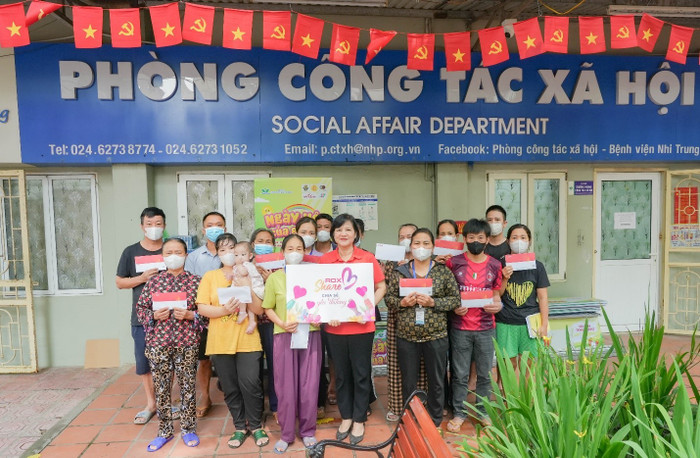 Chương trình ROX Share mang yêu thương tới Bệnh viện Nhi Trung ương. anh-1-trao-qua-tai-bv-nhi.jpg