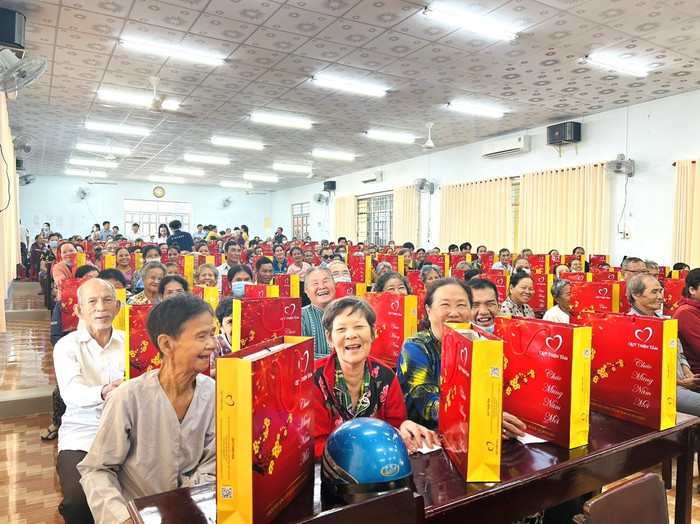 Mỗi dịp Lễ Tết, Quỹ Thiện Tâm luôn đều đặn trao hàng trăm nghìn suất quà tới các gia đình chính sách, những mảnh đời khó khăn. anh-1-11.jpg