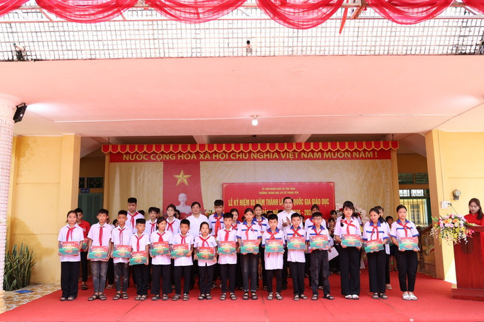 Ông Ngô Đức Bình, Phó Chủ tịch Công đoàn Vietcombank (bên phải) và ông Nguyễn Minh Tuấn, Giám đốc Vietcombank - Chi nhánh Tuyên Quang trao học bổng cho các em học sinh Trường Trung học cơ sở Trung Yên và Trường Trung học cơ sở Kim Quan. anh-4-8.jpg
