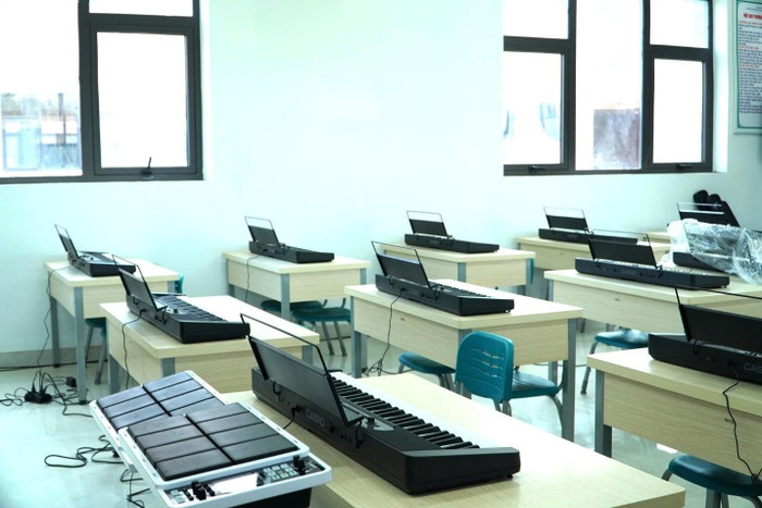 Phòng học chức năng dành cho môn âm nhạc được thiết kế hiện đại, tạo điều kiện để học sinh phát triển năng khiếu nghệ thuật. Hệ thống nhạc cụ được trang bị đầy đủ, từ nhạc cụ hiện đại như đàn organ đến nhạc cụ dân tộc như sáo, đàn tính… giúp các em vừa học tập, vừa nuôi dưỡng tình yêu âm nhạc và gìn giữ bản sắc văn hóa.