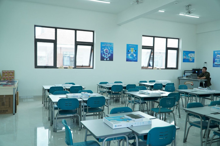 Không gian phòng đa năng được thiết kế linh hoạt, trang bị bảng thông minh, máy tính bảng hiện đại,… phục vụ các môn khoa học – công nghệ, tạo điều kiện để học sinh thực hành ngay trong giờ học, hỗ trợ trực quan cho việc giảng dạy của giáo viên.