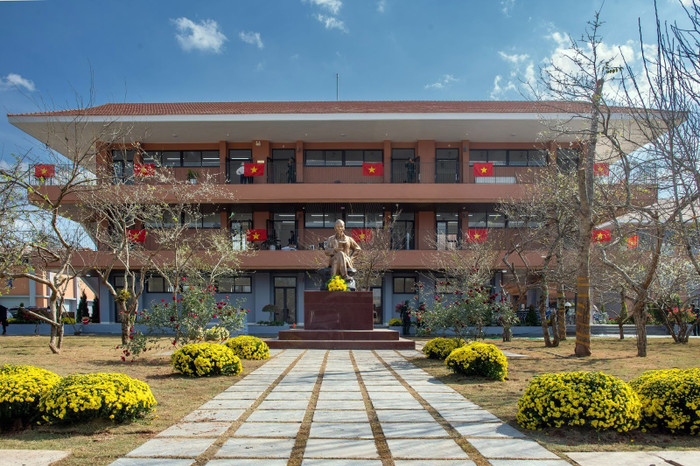 Trước đây, con đường đến lớp của học sinh xã Si Pa Phìn (Điện Biên) gập ghềnh, gian nan khi các thôn bản nằm rải rác, cách xa nhau, mùa mưa đường đến trường càng thêm nguy hiểm bởi nguy cơ lũ quét. Nay, trường mới được đầu tư khu nội trú với 120 phòng dành cho học sinh và 15 phòng công vụ cho giáo viên đã góp phần giải bài toán ăn ở, sinh hoạt tập trung, tạo điều kiện để thầy và trò yên tâm dạy và học. (Ảnh: Việt Linh)