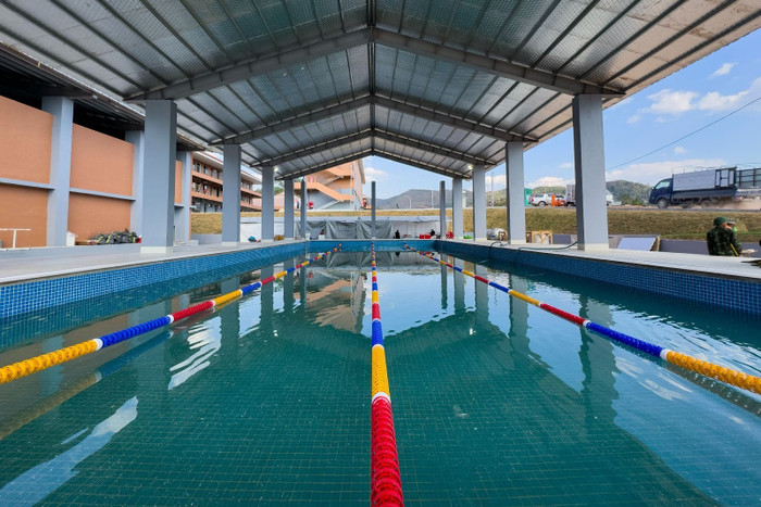 Để xây nền tảng cho thế hệ người Việt Nam mới có đủ thể lực để làm việc, cống hiến, ngôi trường hiện đại đã trang bị đầy đủ hệ thống chăm sóc sức khỏe như sân bóng, bể bơi… Ngoài giờ học, thầy và trò có điều kiện vận động, nâng cao sức khỏe, phát triển thể lực, gắn kết với nhau. Đây là không gian rèn thể lực “đáng mơ ước” của ngay cả những trường học chuẩn quốc gia tại miền xuôi. (Ảnh: Việt Linh)