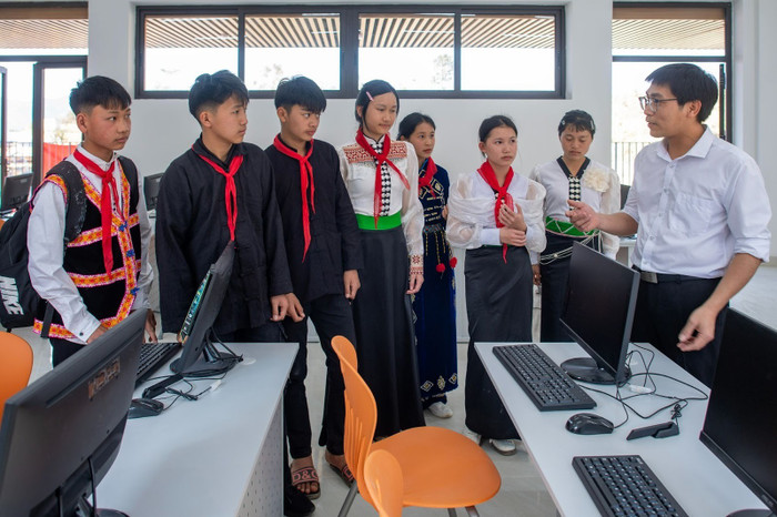 Từ phòng học ứng dụng khoa học - công nghệ, học sinh Si Pa Phìn sẽ có điều kiện tiếp cận kiến thức một cách bài bản, thúc đẩy tinh thần tìm tòi, khám phá,… qua đó từng bước hình thành và hoàn thiện những kỹ năng của công dân toàn cầu. (Ảnh: Việt Linh)