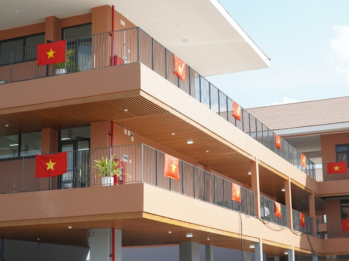 Dưới nắng ấm vùng biên, ngôi trường mới hiện lên khang trang với hệ thống cơ sở vật chất được đầu tư đồng bộ: 31 phòng học đạt chuẩn, 14 phòng bộ môn cùng các không gian chức năng như phòng thiết bị giáo dục, phòng tư vấn học đường và thư viện.