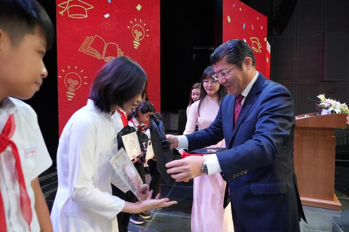 Ông Tsutomu Nara – Tổng Giám đốc Công ty Ajinomoto Việt Nam trao học bổng cho học sinh.