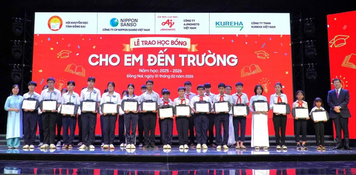 Các em học sinh nhận học bổng từ nhà tài trợ.