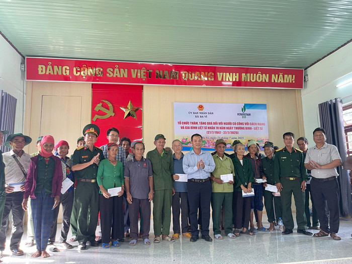 Đại diện Hội Cựu chiến binh BSR thăm hỏi, tặng quà cho các gia đình có công tại Ủy ban nhân dân xã Ba Vì, tỉnh Quảng Ngãi. Đại diện Hội Cựu chiến binh BSR thăm hỏi, tặng quà cho các gia đình có công tại Ủy ban nhân dân xã Ba Vì, tỉnh Quảng Ngãi.