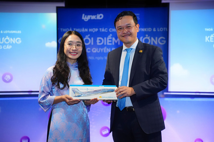 3-lotusmiles-trao-tang-lynkid-mon-qua-bieu-tuong-cho-su-ket-noi-hop-tac.jpg