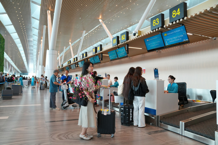2-trong-dip-cao-diem-hanh-khach-nen-chu-dong-co-mat-tai-san-bay-som-de-dam-bao-kip-thoi-gian-lam-thu-tuc-va-len-may-bay-dung-gio.jpg