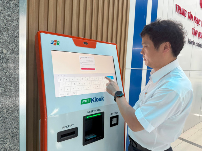 Ông Nguyễn Văn Khoa - Tổng Giám đốc Tập đoàn FPT trải nghiệm Hệ thống lễ tân, xếp hàng trực tuyến quản lý tập trung. nvk.jpg