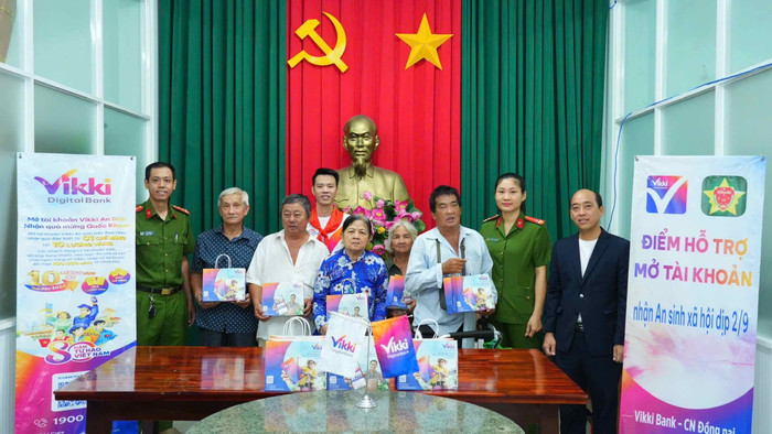 Đại diện Ngân hàng Số Vikki trao tặng quà điện thoại thông minh cho các hộ dân có hoàn cảnh khó khăn tại Đồng Nai. img-3059.jpg
