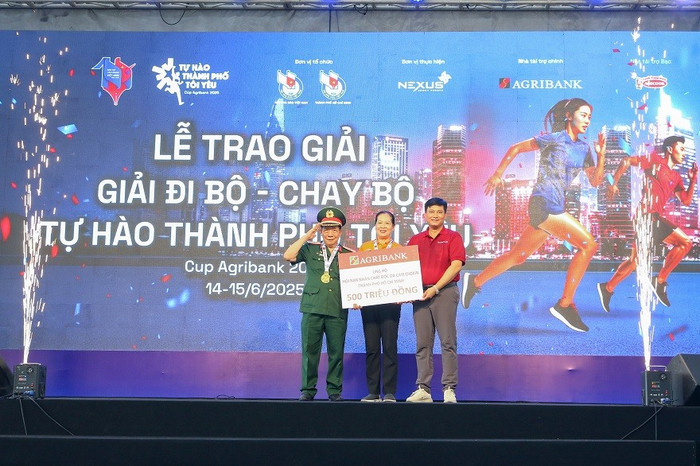 Agribank trao tặng kinh phí 500 triệu đồng ủng hộ Hội nạn nhân chất độc da cam/dioxin Thành phố Hồ Chí Minh. Agribank trao tặng kinh phí 500 triệu đồng ủng hộ Hội nạn nhân chất độc da cam/dioxin Thành phố Hồ Chí Minh.