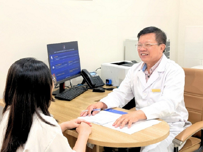 Thầy thuốc Ưu tú Trần Hoài Ân thăm khám và tư vấn cho bệnh nhân. anh-2-83.jpg