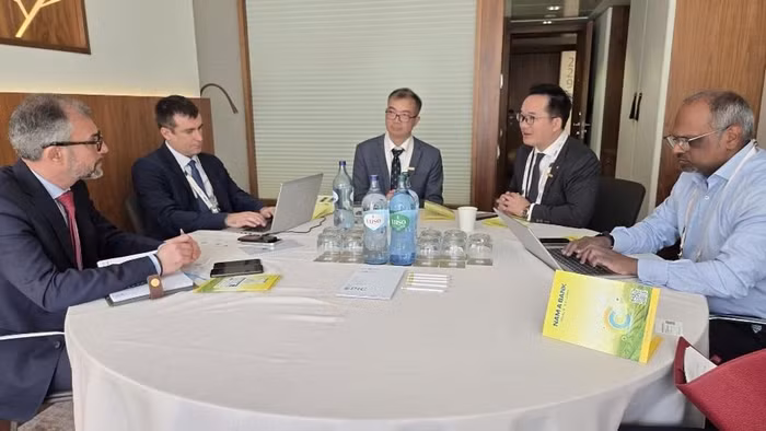 Đại diện Lãnh đạo Nam A Bank làm việc cùng đại diện Ngân hàng BRED Banque Populaire.