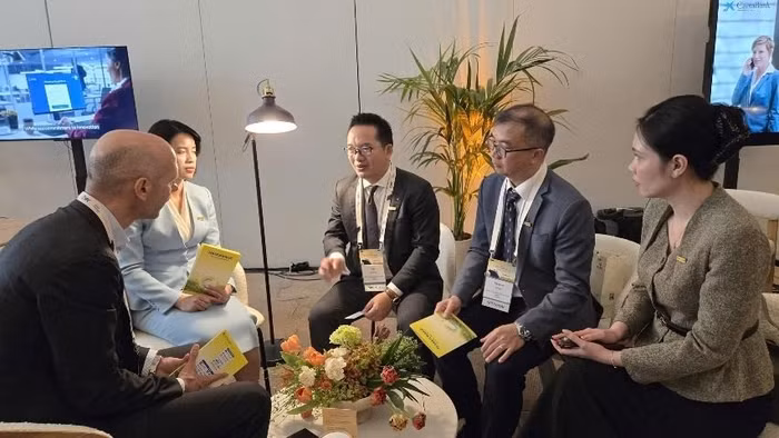 Đại diện Lãnh đạo Nam A Bank làm việc cùng đại diện Ngân hàng Commerzbank.