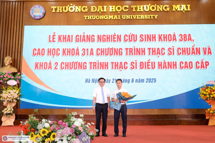 Đại diện tân nghiên cứu sinh và cao học viên nhận hoa chúc mừng từ lãnh đạo Nhà trường. 4-37.jpg