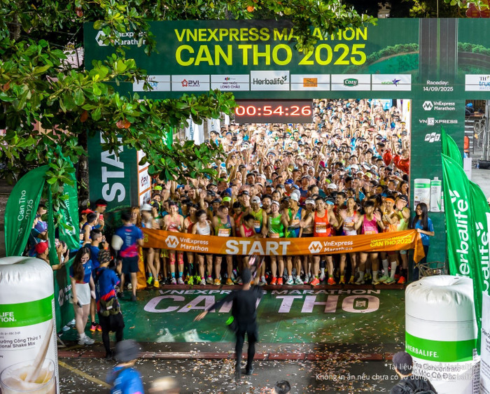 Các VĐV chuẩn bị xuất phát tại VnExpress Marathon Cần Thơ 2025 h1.jpg