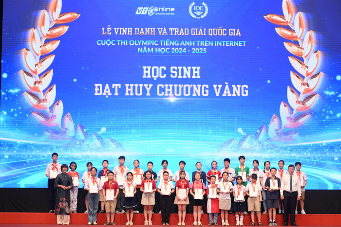 Các đại biểu trao giải cho các em học sinh đạt Huy chương Vàng. 4.jpg