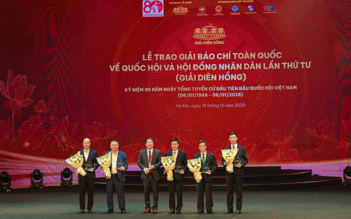 Đại diện Ban Tổ chức tặng hoa tri ân sự đồng hành của Petrovietnam và các cơ quan, đơn vị tài trợ.