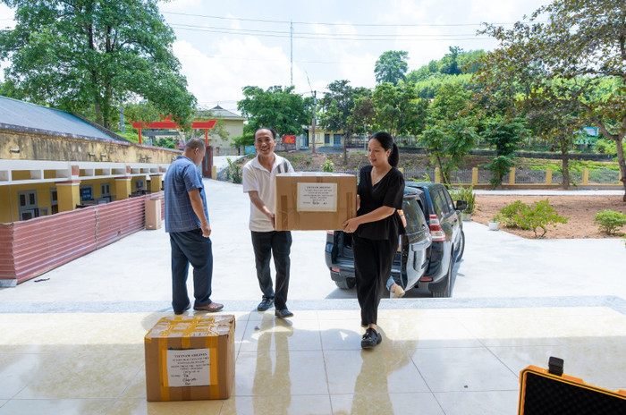 Thầy Nguyễn Hữu Thọ, Hiệu trưởng Trường Tiểu học 19-8 cùng cán bộ Vietnam Airlines trực tiếp vận chuyển những thùng quà sách chuẩn bị cho buổi khai giảng. vna3.jpg