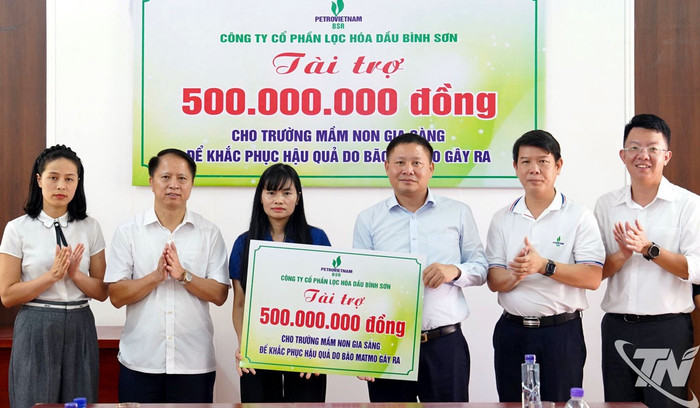 Lãnh đạo Công ty Cổ phần Lọc hóa dầu Bình Sơn trao số tiền hỗ trợ 500 triệu đồng cho Trường Mầm non Gia Sàng. Lãnh đạo Công ty Cổ phần Lọc hóa dầu Bình Sơn trao số tiền hỗ trợ 500 triệu đồng cho Trường Mầm non Gia Sàng.