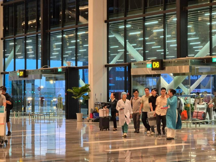 Tạng hiến được chuyển từ Bệnh viện Nhân dân Gia Định đến sân bay Tân Sơn Nhất sáng sớm 29/6. 1-tang-hien-duoc-chuyen-tu-benh-vien-nhan-dan-gia-dinh-den-san-bay-tan-son-nhat-sang-som-296.jpg