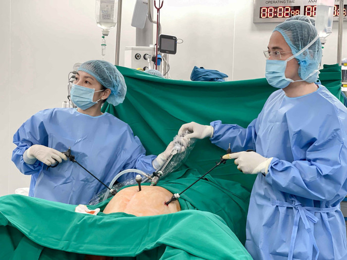 Ca mổ nội soi do ekip Vinmec Cần Thơ và chuyên gia từ Thành phố Hồ Chí Minh phối hợp thực hiện, bóc tách khối u lớn an toàn, ít xâm lấn. anh-1-83.jpg