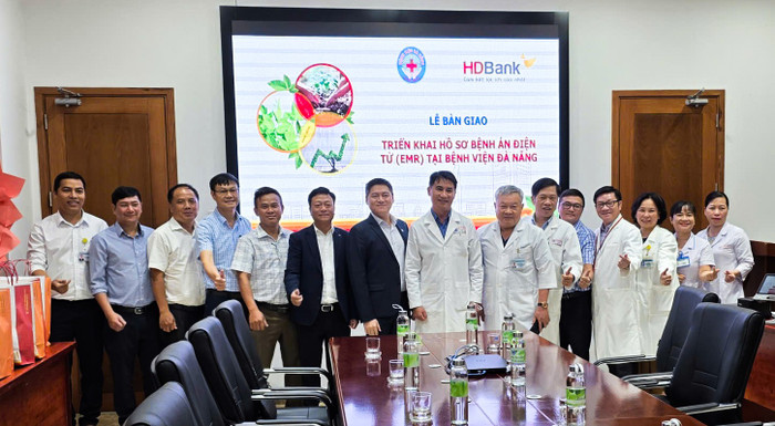 Đại diện Bệnh viện Đà Nẵng, HDBank tại Lễ bàn giao triển khai hồ sơ bệnh án điện tử (EMR) tại Bệnh viện Đà Nẵng, ngày 25/9/2025. hdbank1.jpg