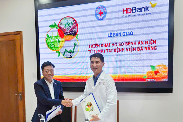 Anh Nguyễn Viết Anh- Giám đốc HDBank Đà Nẵng và Tiến sĩ Bác sĩ Lê Đức Nhân- Giám đốc Bệnh viện Đà Nẵng tại Lễ bàn giao triển khai hồ sơ bệnh án điện tử (EMR) tại Bệnh viện Đà Nẵng, ngày 25/9/2025. hdbank3.jpg