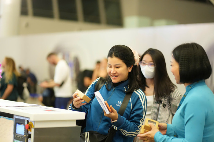 vietnam-airlines-tang-qua-luu-niem-cho-nhung-hanh-khach-tren-chuyen-bay-dau-tien.jpg