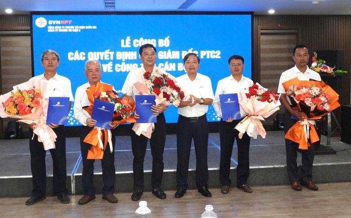 Lãnh đạo PTC2 trao quyết định và tặng hoa chúc mừng cán bộ Đội Truyền tải điện Quảng Trị được bổ nhiệm. Lãnh đạo PTC2 trao quyết định và tặng hoa chúc mừng cán bộ Đội Truyền tải điện Quảng Trị được bổ nhiệm.