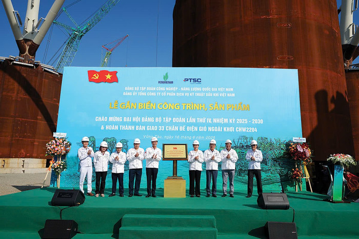 Lễ gắn biển công trình, sản phẩm Chào mừng Đại hội Đảng bộ Petrovietnam lần thứ IV, nhiệm kỳ 2025-2030. a2.jpg